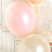 可憐な蝶と優しい色で祝うセレモニーアレンジ