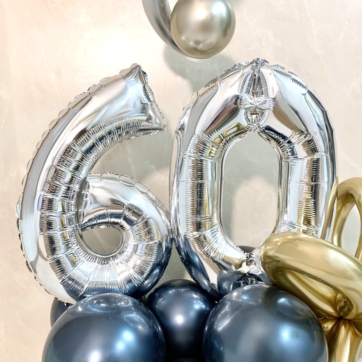 オブジェのようなメタリックアレンジ