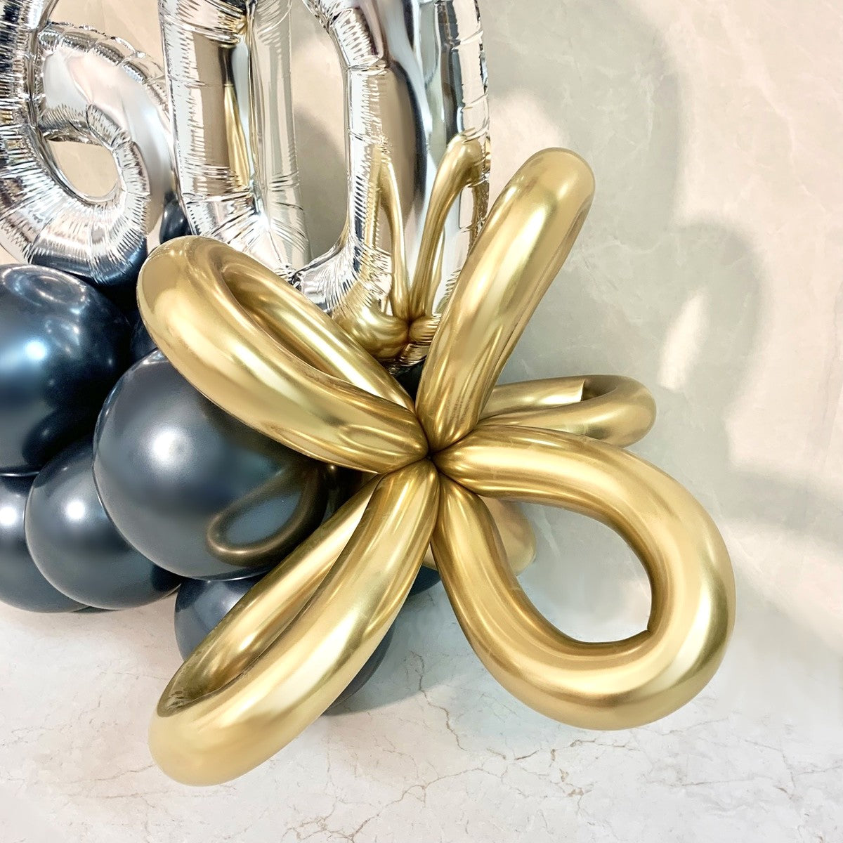 オブジェのようなメタリックアレンジ