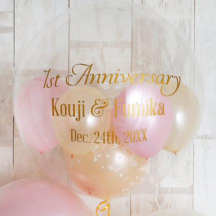 可憐な蝶と優しい色で祝うセレモニーアレンジ