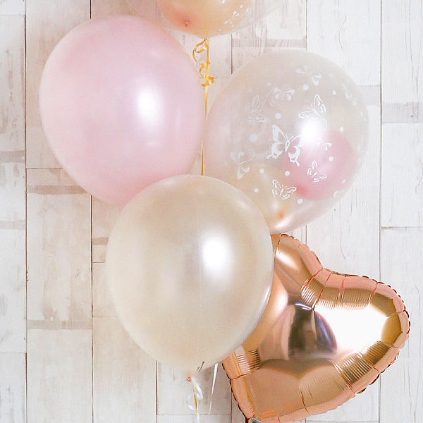 可憐な蝶と優しい色で祝うセレモニーアレンジ