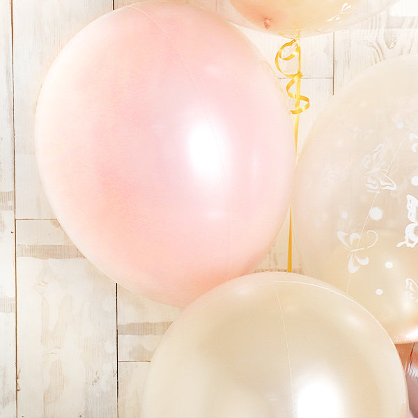 可憐な蝶と優しい色で祝うセレモニーアレンジ