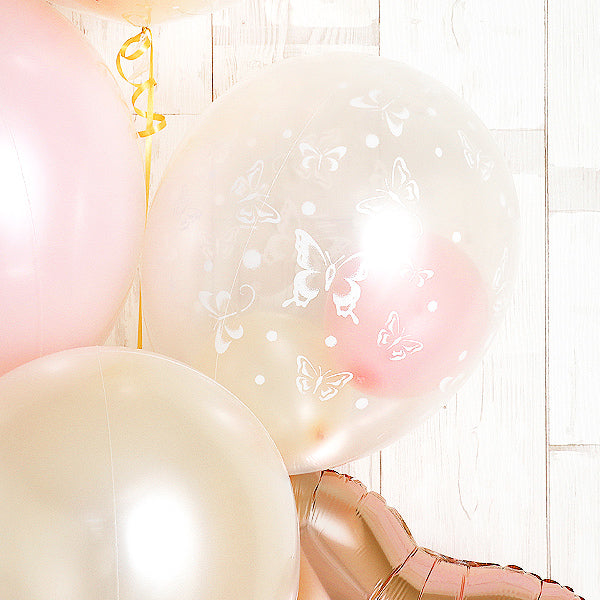 可憐な蝶と優しい色で祝うセレモニーアレンジ