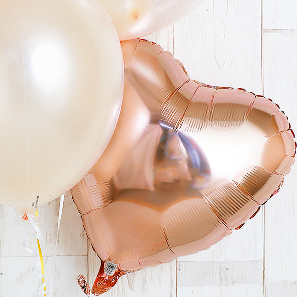 可憐な蝶と優しい色で祝うセレモニーアレンジ