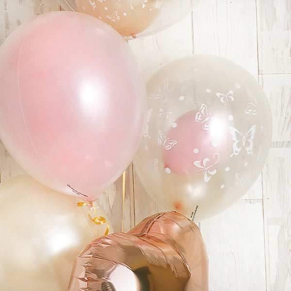 可憐な蝶と優しい色で祝うセレモニーアレンジ